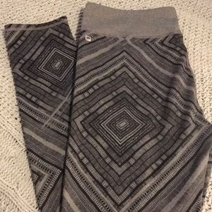 Fabletics Pants - Fabletics Salar Leggings in Geometric Print Fabletics Pants - Fabletics Salar Leggings in Geometric Print